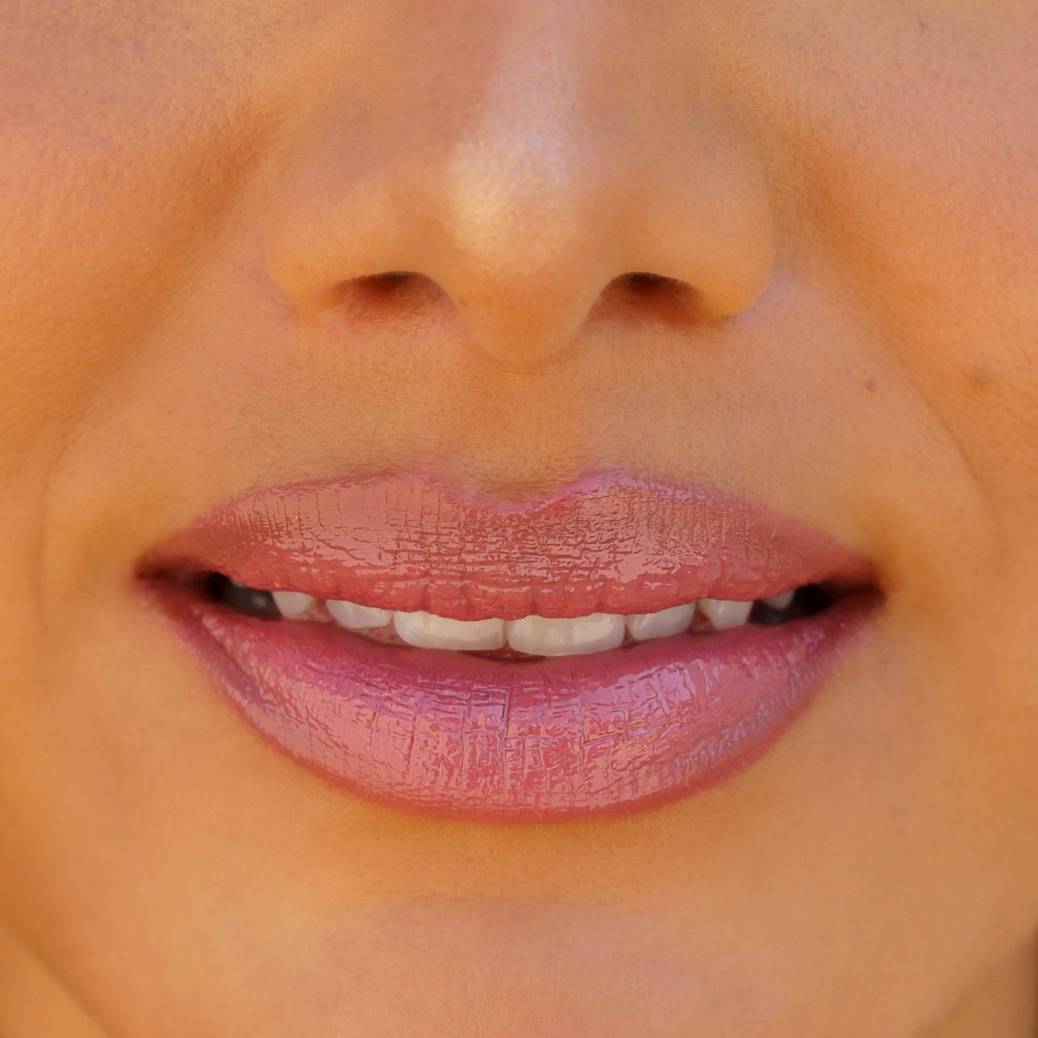 Oil-Infused Lip Gloss 4 Oil-Infused Lip Gloss - Image 4